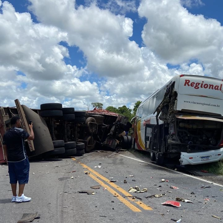 Um morre após batida entre carreta e ônibus na BR-116, na Bahia