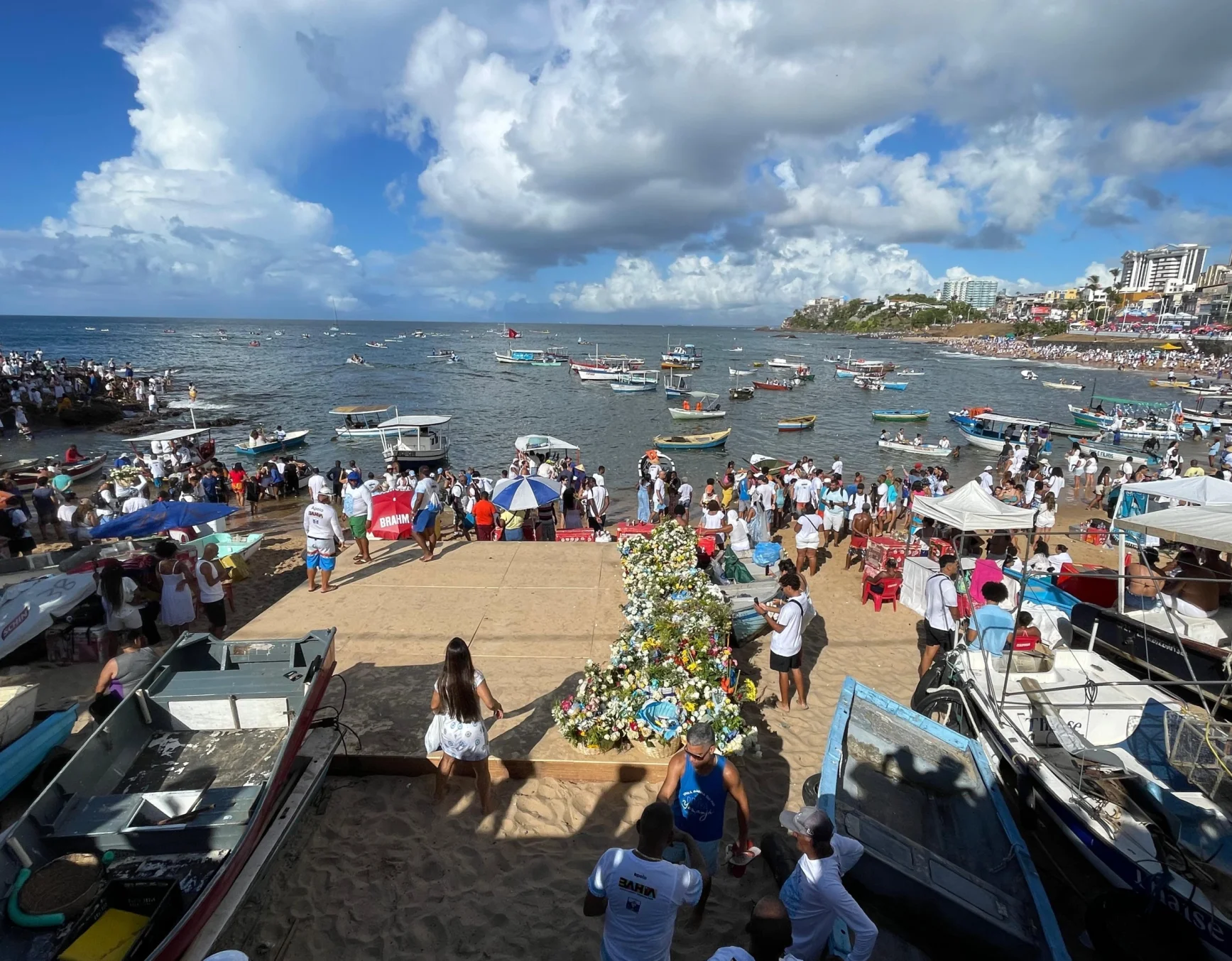 Fotos! Baianos e turistas celebram Yemanjá, no Rio Vermelho