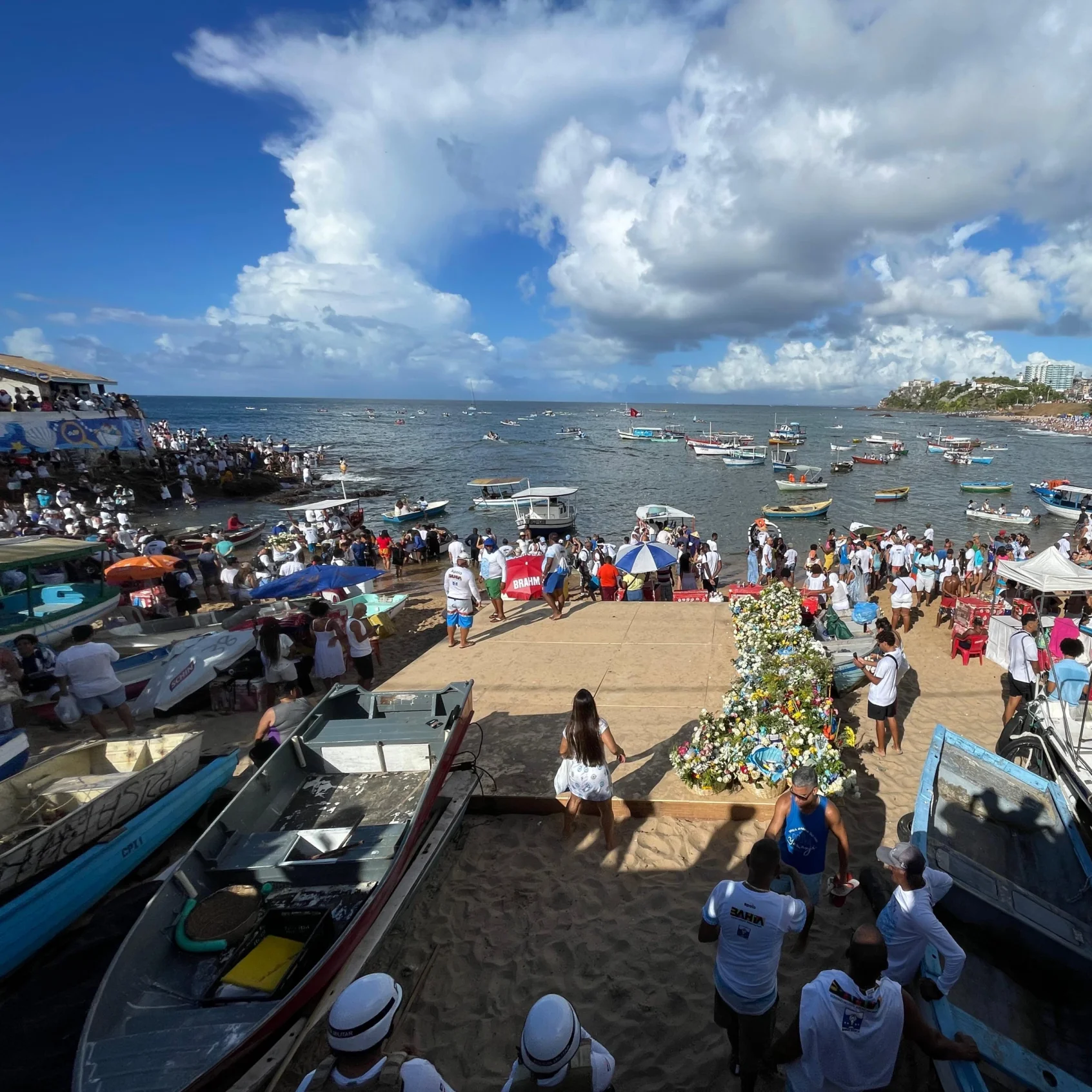 Fotos! Baianos e turistas celebram Yemanjá, no Rio Vermelho