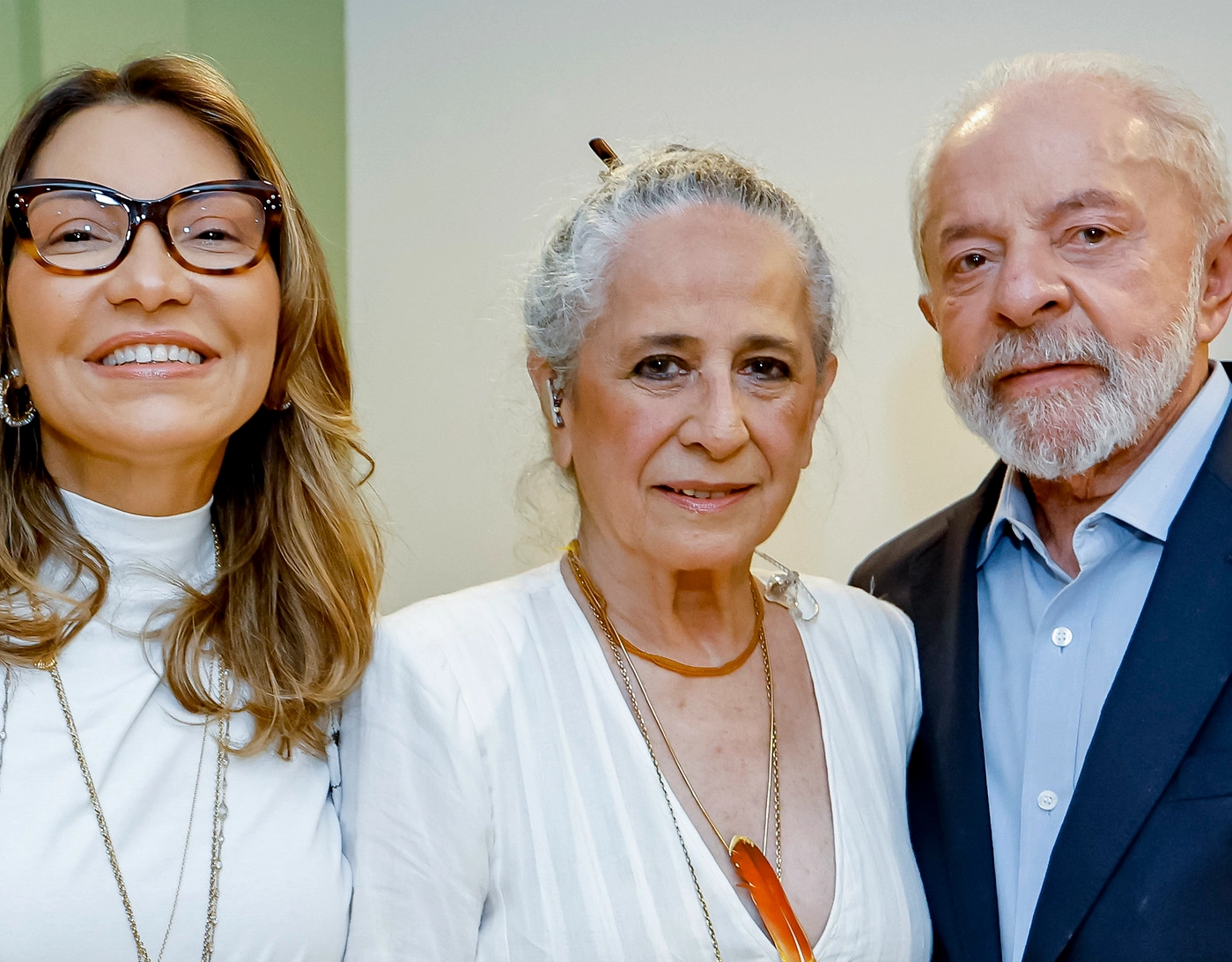 Lula tieta Maria Bethânia em show, chama baiana de 'extraordinária' e é ovacionado por plateia
