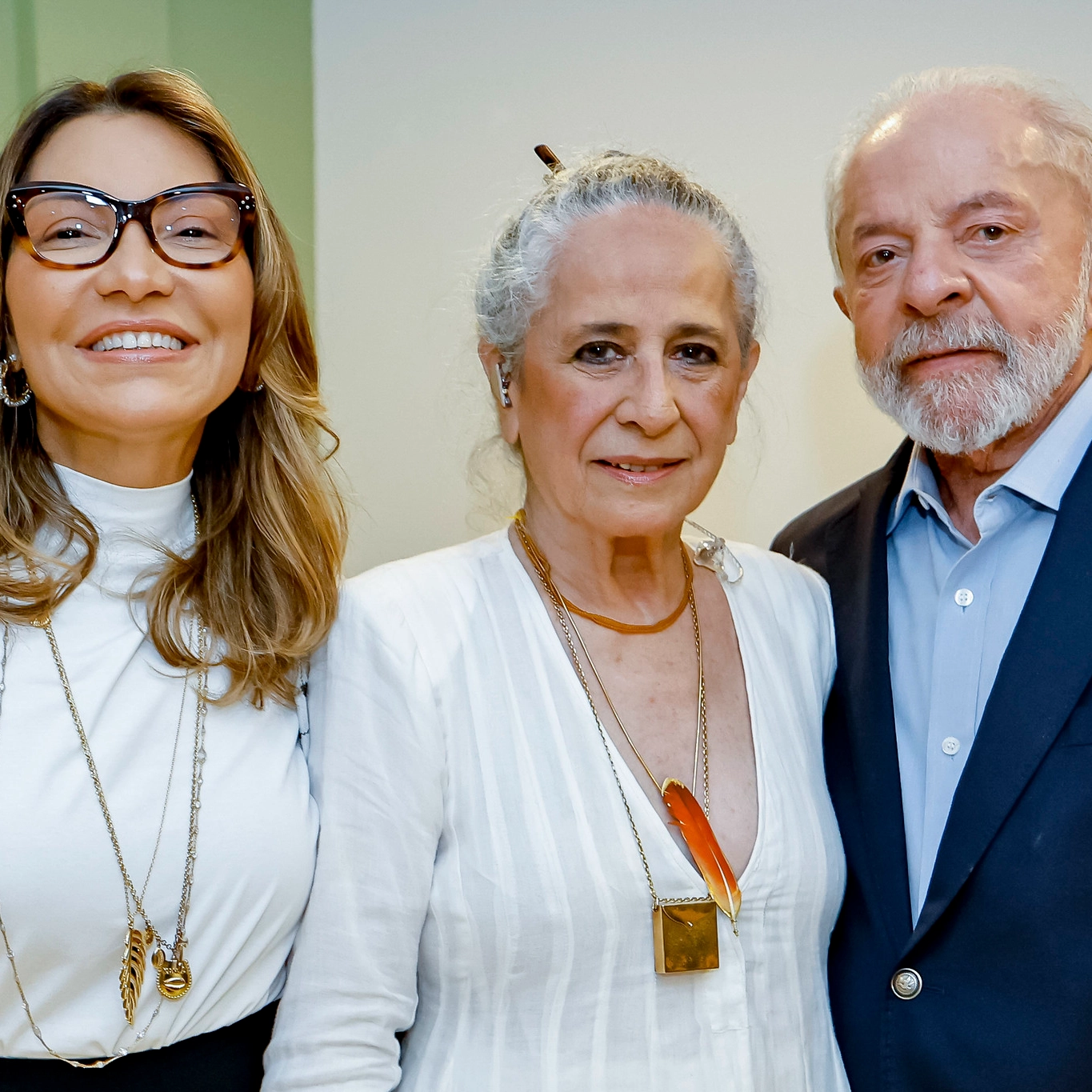 Lula tieta Maria Bethânia em show, chama baiana de 'extraordinária' e é ovacionado por plateia