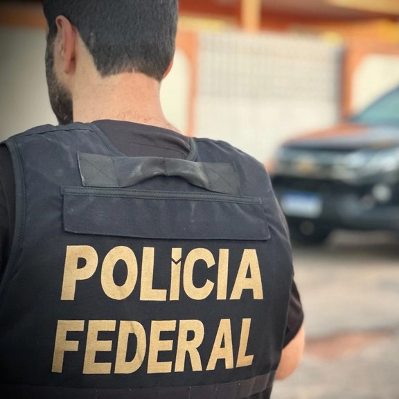 PF visita pelo menos três endereços de luxo em Salvador para cumprir mandados