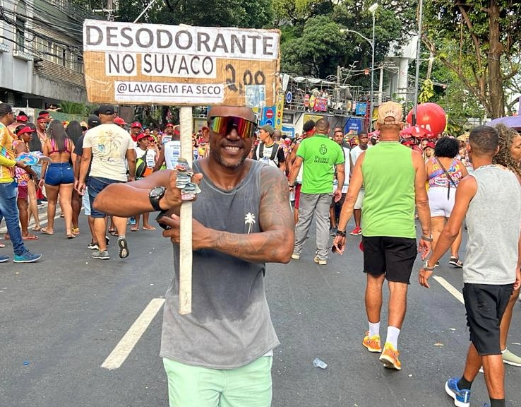 Ambulante oferece desodorante 'no suvaco' por R$ 2 no Carnaval: 'Lavagem humana'