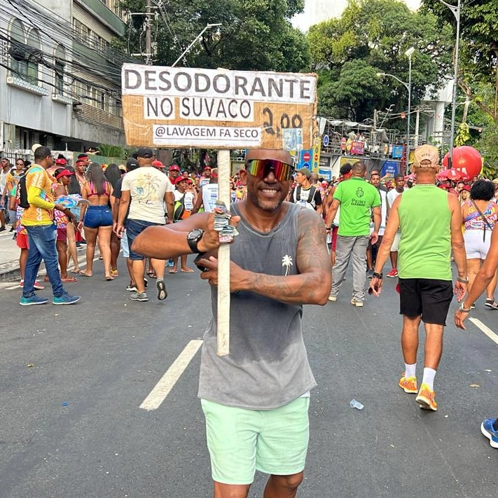 Ambulante oferece desodorante 'no suvaco' por R$ 2 no Carnaval: 'Lavagem humana'