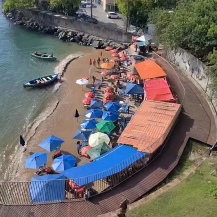 Praia do MAM é tomada por sombreiros: 'Absurdo', diz frequentador