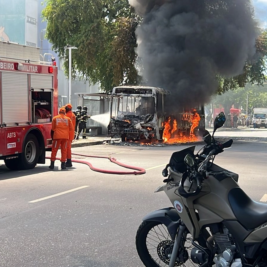 Ônibus é consumido por fogo no bairro do Comércio, em Salvador; 'Só deu tempo de abrir as portas'