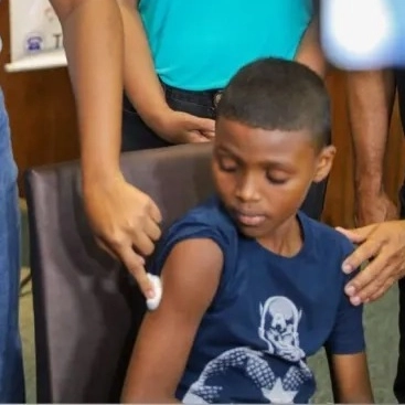 Primeira criança baiana recebe vacina contra a dengue em Salvador