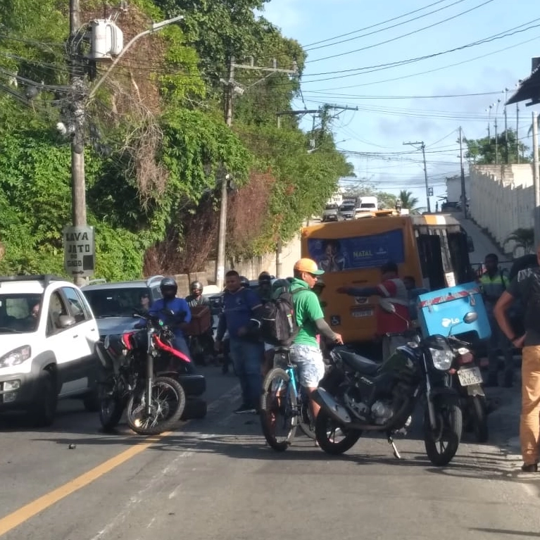 Pneu de micro-ônibus se solta e fere motociclista em Salvador