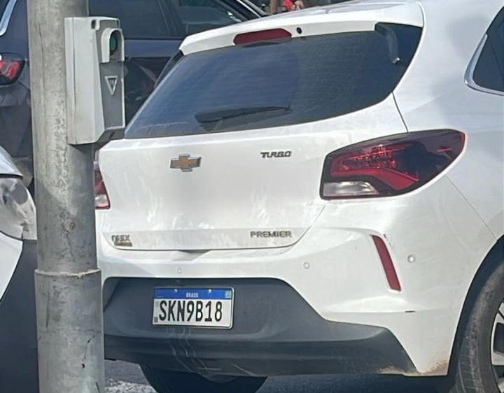 Orla de Salvador: homem é baleado dentro de carro, que fica com 13 marcas de tiros