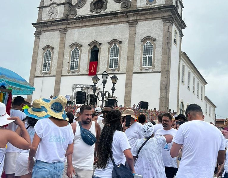 TEMPO REAL: fiéis começam a lotar a Sagrada Colina após chegada de cortejo; acompanhe