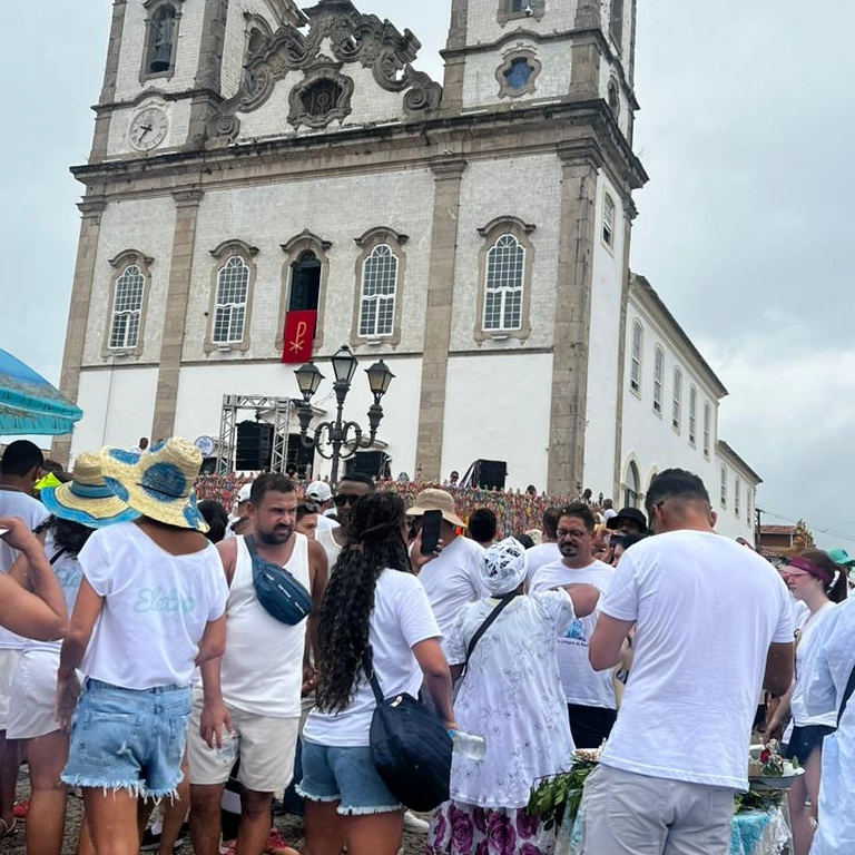 TEMPO REAL: fiéis começam a lotar a Sagrada Colina após chegada de cortejo; acompanhe