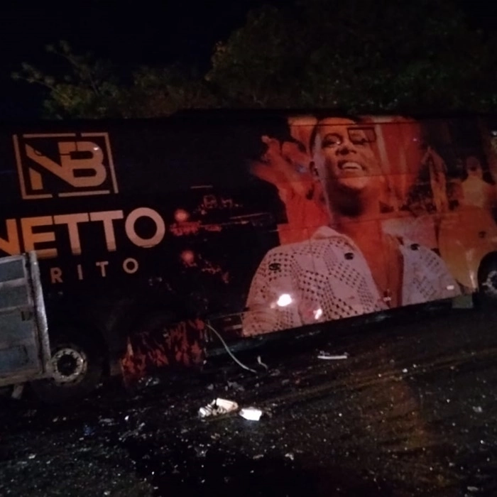 Acidente com ônibus de Netto Brito: veja primeiras informações