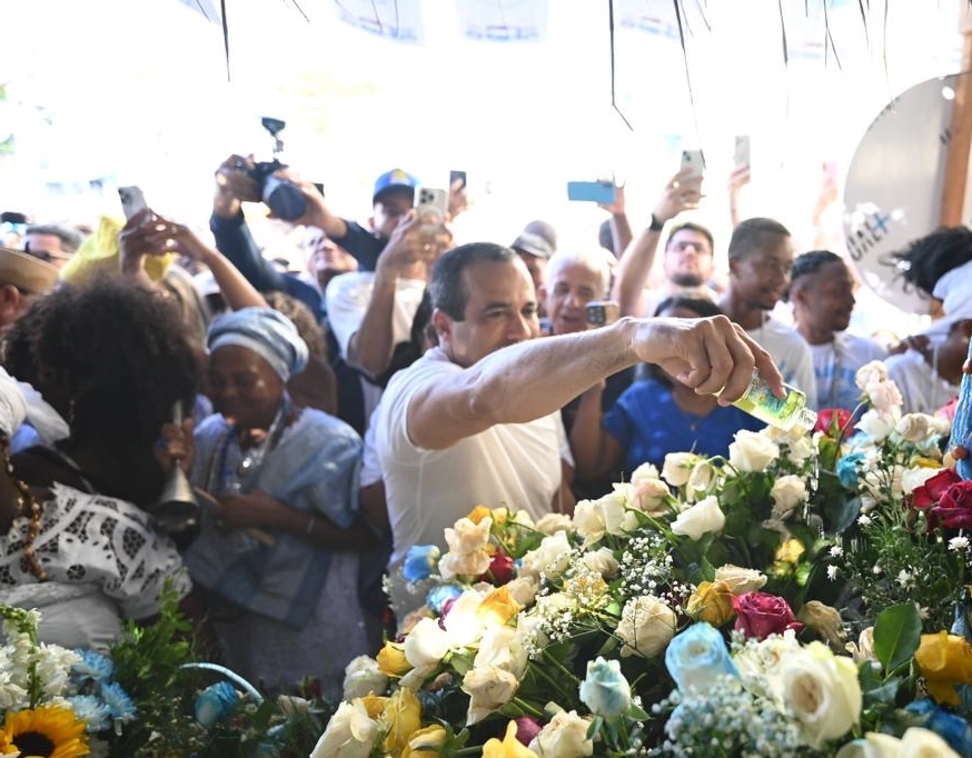 Bruno Reis acompanha saída do presente principal para Yemanjá e calcula 1 milhão de pessoas no Rio Vermelho