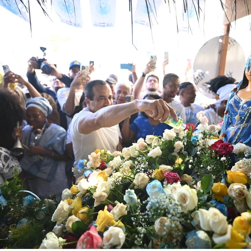 Bruno Reis acompanha saída do presente principal para Yemanjá e calcula 1 milhão de pessoas no Rio Vermelho