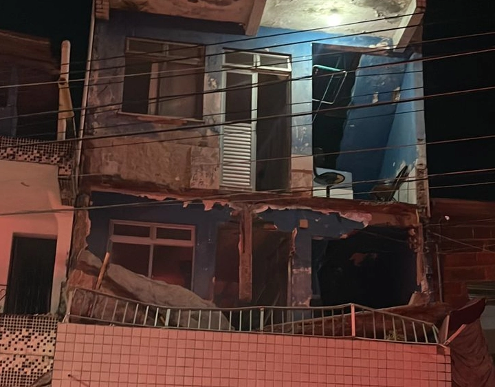 Três morrem e 10 ficam feridos após varanda de imóvel desabar, em Salvador; padre está entre as vítimas