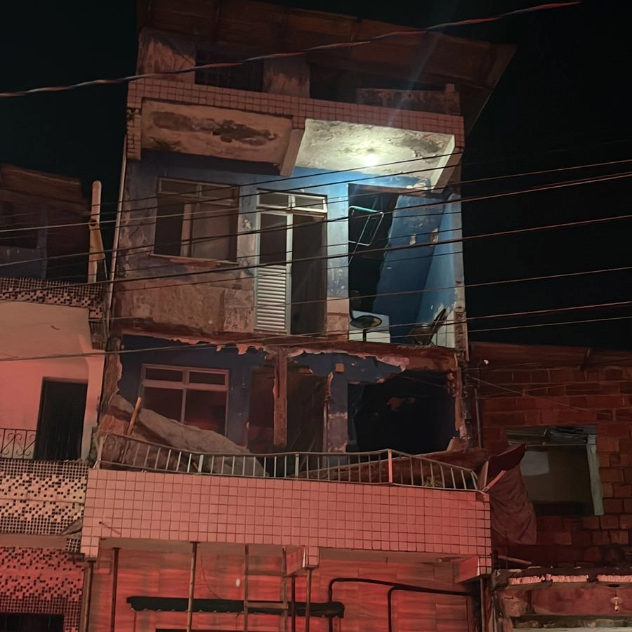 Três morrem e 10 ficam feridos após varanda de imóvel desabar, em Salvador; padre está entre as vítimas