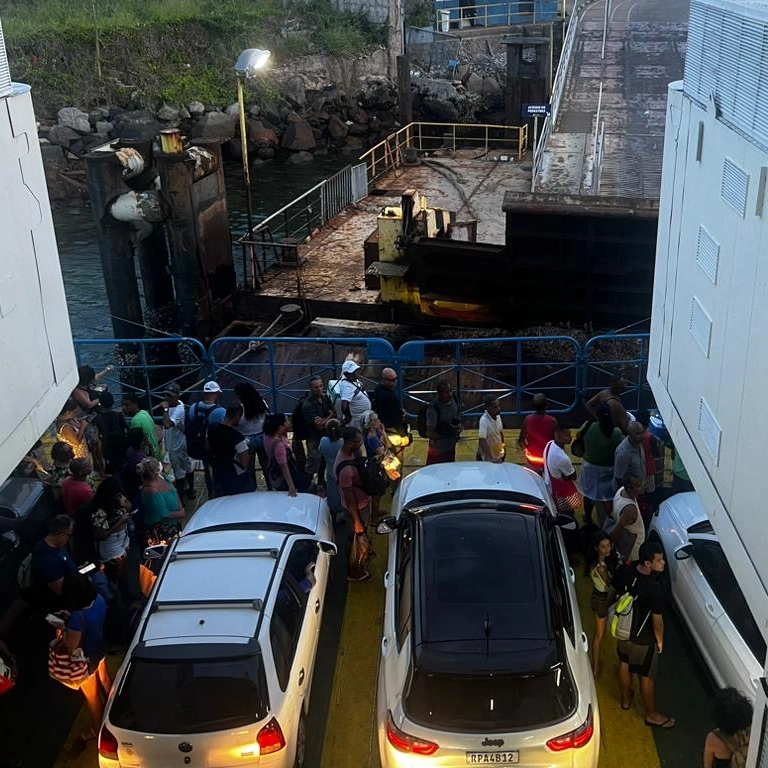 Ferry apresenta problema e fica parado 30 minutos em Salvador