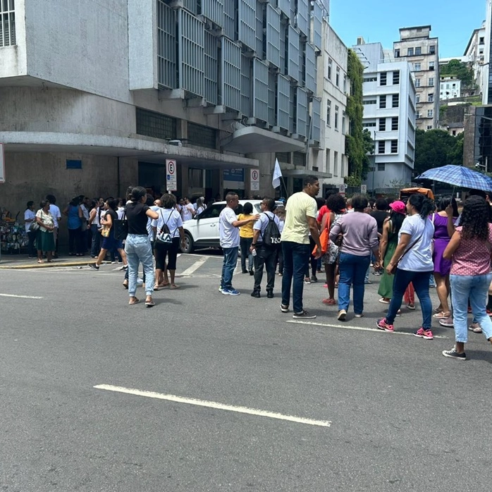 Enfermeiros protestam na sede da SMS em Salvador e pedem pagamento do piso nacional