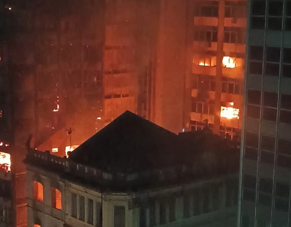 Casarão pega fogo e atinge outros prédios no Comércio, em Salvador