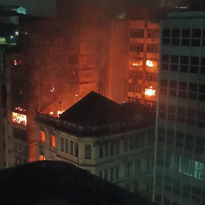 Casarão pega fogo e atinge outros prédios no Comércio, em Salvador
