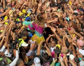 Ivete Sangalo desce do trio e aproveita pipoca com foliões