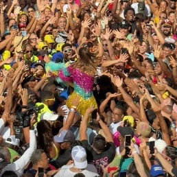 Ivete Sangalo desce do trio e aproveita pipoca com foliões