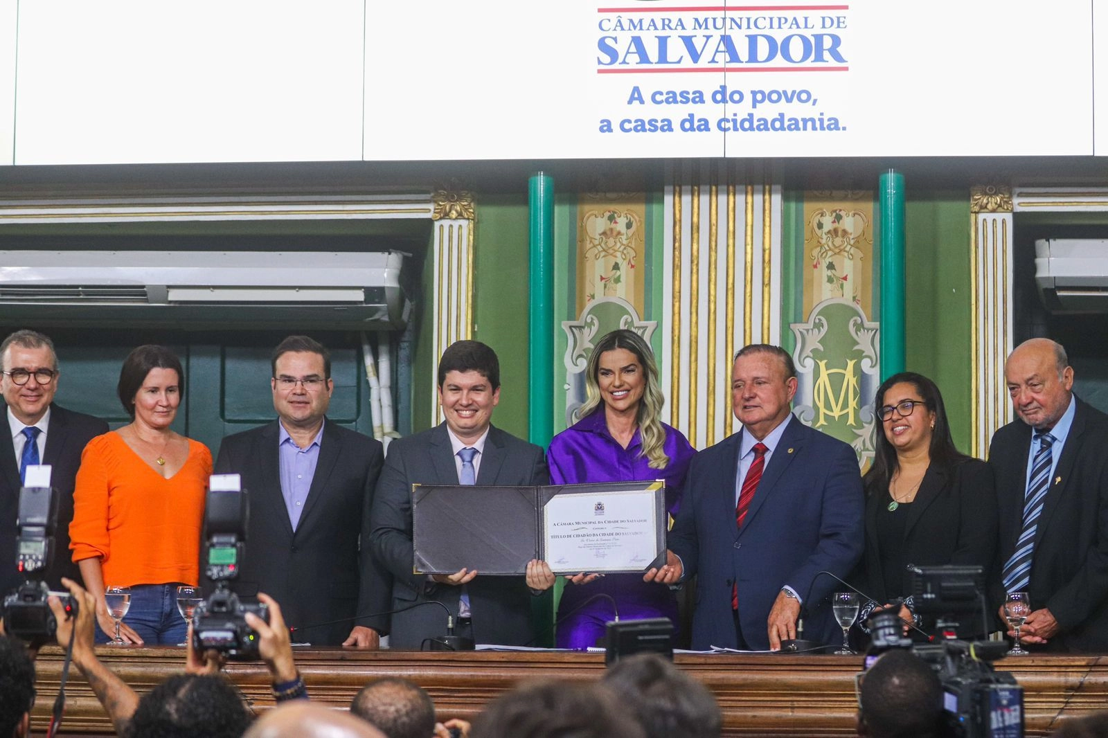 Jornalista Victor Pinto recebe o título de cidadão soteropolitano na Câmara