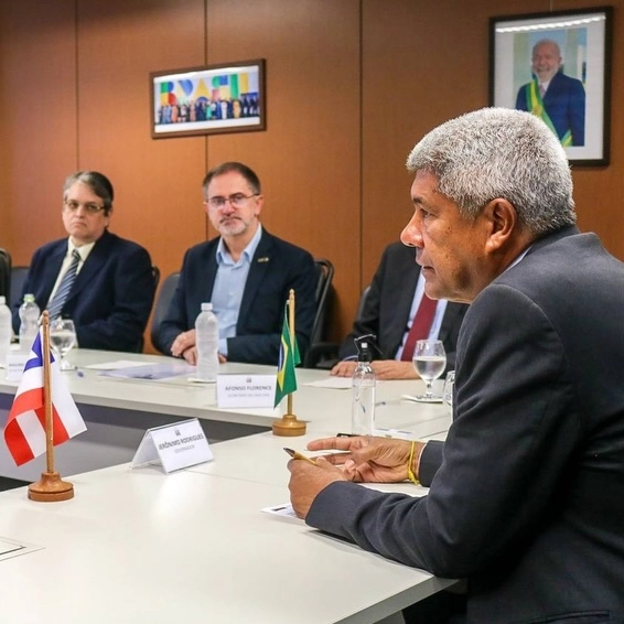 Jerônimo Rodrigues critica ataque dos EUA à Venezuela e diz monitorar situação de baianos no país