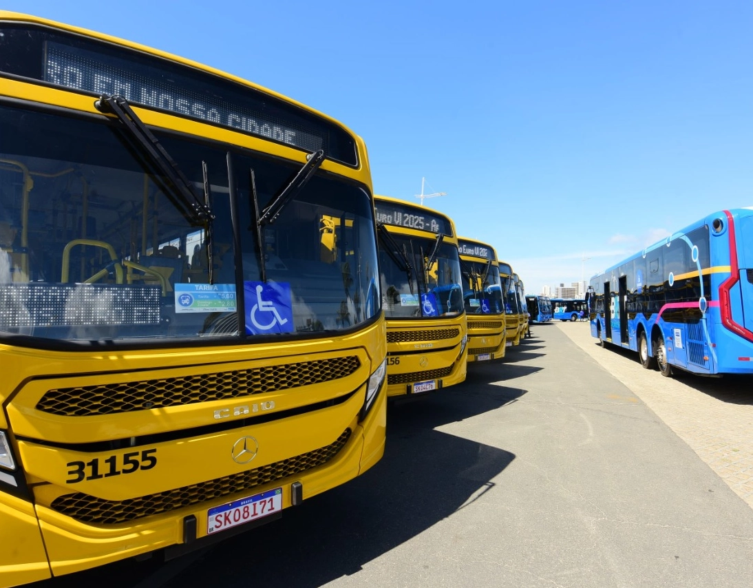 Em entrega de novos ônibus, Bruno dá prazo para renovação completa da frota de Salvador