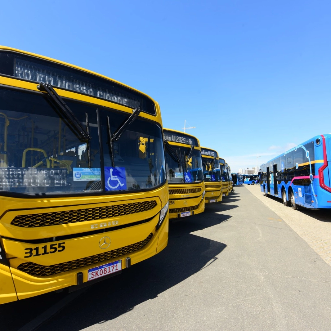 Em entrega de novos ônibus, Bruno dá prazo para renovação completa da frota de Salvador