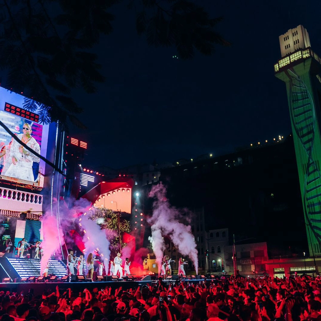 Léo Santana lota o Comércio em show para comemorar 20 anos de carreira e descobre que será pai de menino