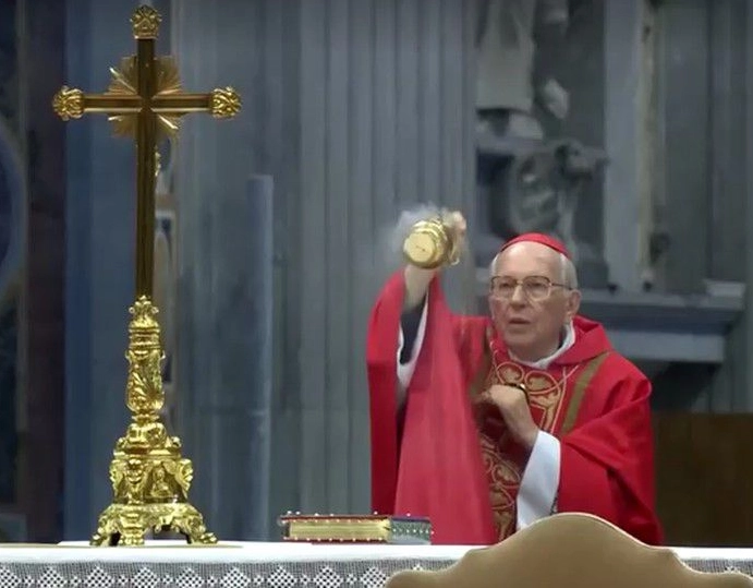 Veja: Conclave para eleição do novo papa começa com missa solene e forma 'corredor vermelho' entre fiés