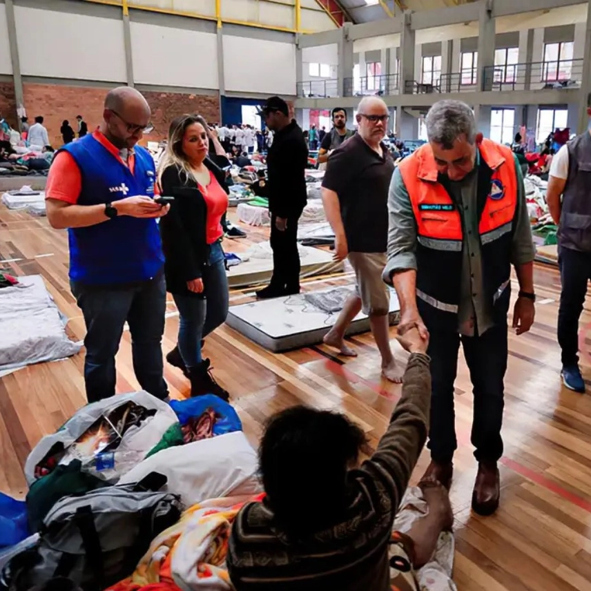 Quase 70 mil pessoas estão em abrigos gaúchos devido às fortes chuvas