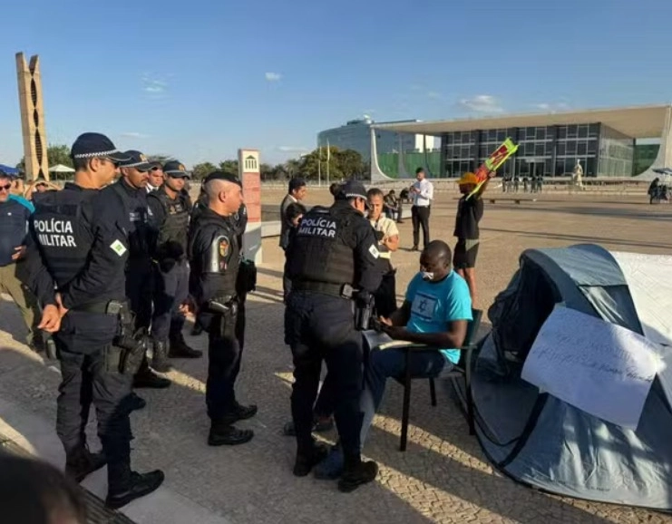 Alexandre de Moraes manda retirar acampamento pró-Bolsonaro da Praça dos Três Poderes