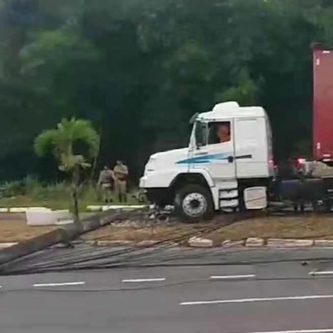 Caminhão bate em poste e fiação elétrica pega fogo; veja vídeo