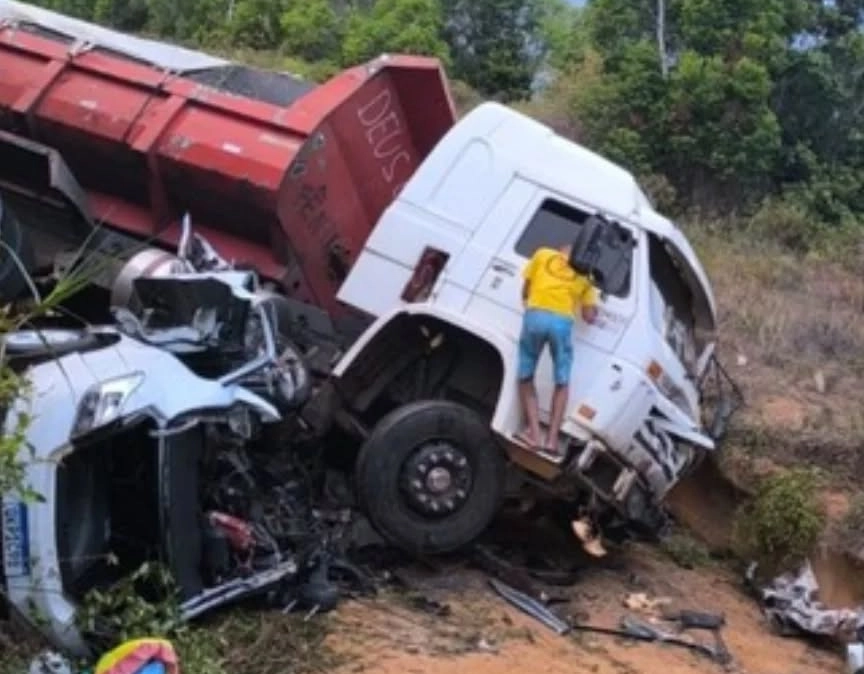 Caminhoneiro envolvido em acidente que matou família na BA-099 é solto