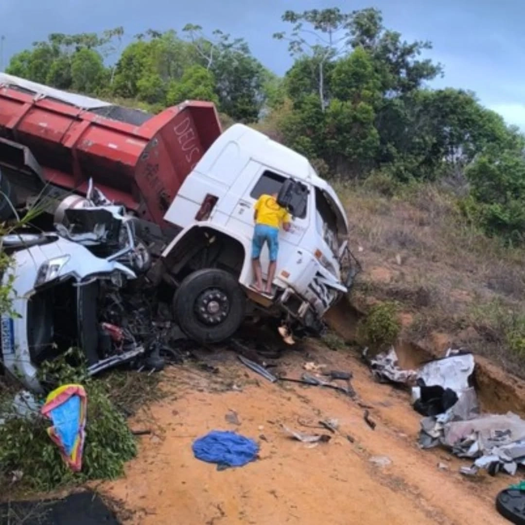 Caminhoneiro envolvido em acidente que matou família na BA-099 é solto