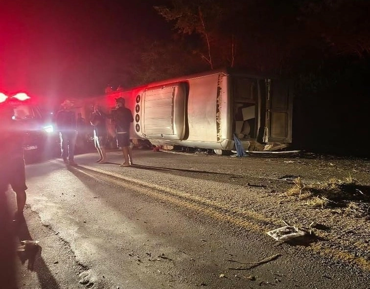 Dezessete mortos: vítimas de tragédia com ônibus que tinha baianos começam a ser identificadas