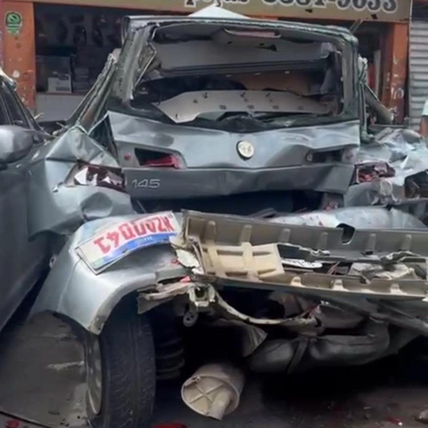 Vídeo: Caminhão desgovernado atinge carros na Baixa de Quintas