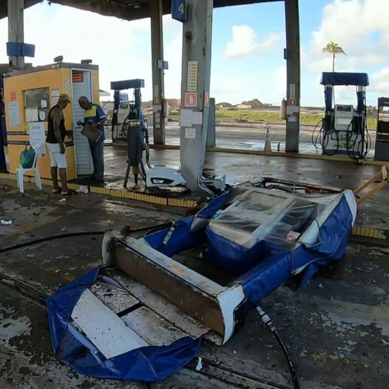 Carro invade posto, bate em bomba de combutível e três pessoas ficam feridas