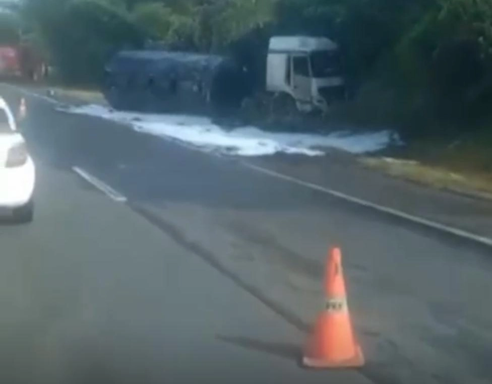 Acidente com caminhão de combustível gera engarrafamento de mais de 2km na BR-324