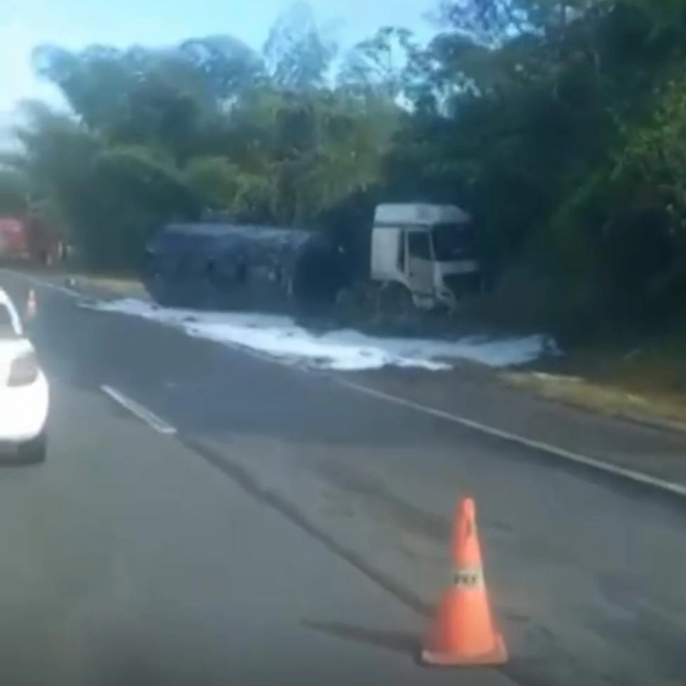 Acidente com caminhão de combustível gera engarrafamento de mais de 2km na BR-324