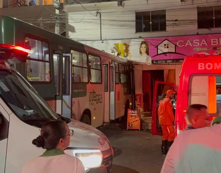 Ônibus bate em prédio e deixa 12 feridos em Salvador