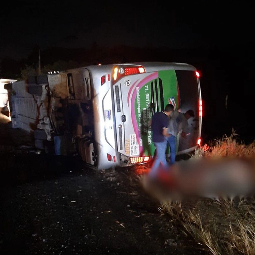 Ônibus de turismo tomba em Catu, quatro morrem e 11 ficam feridos