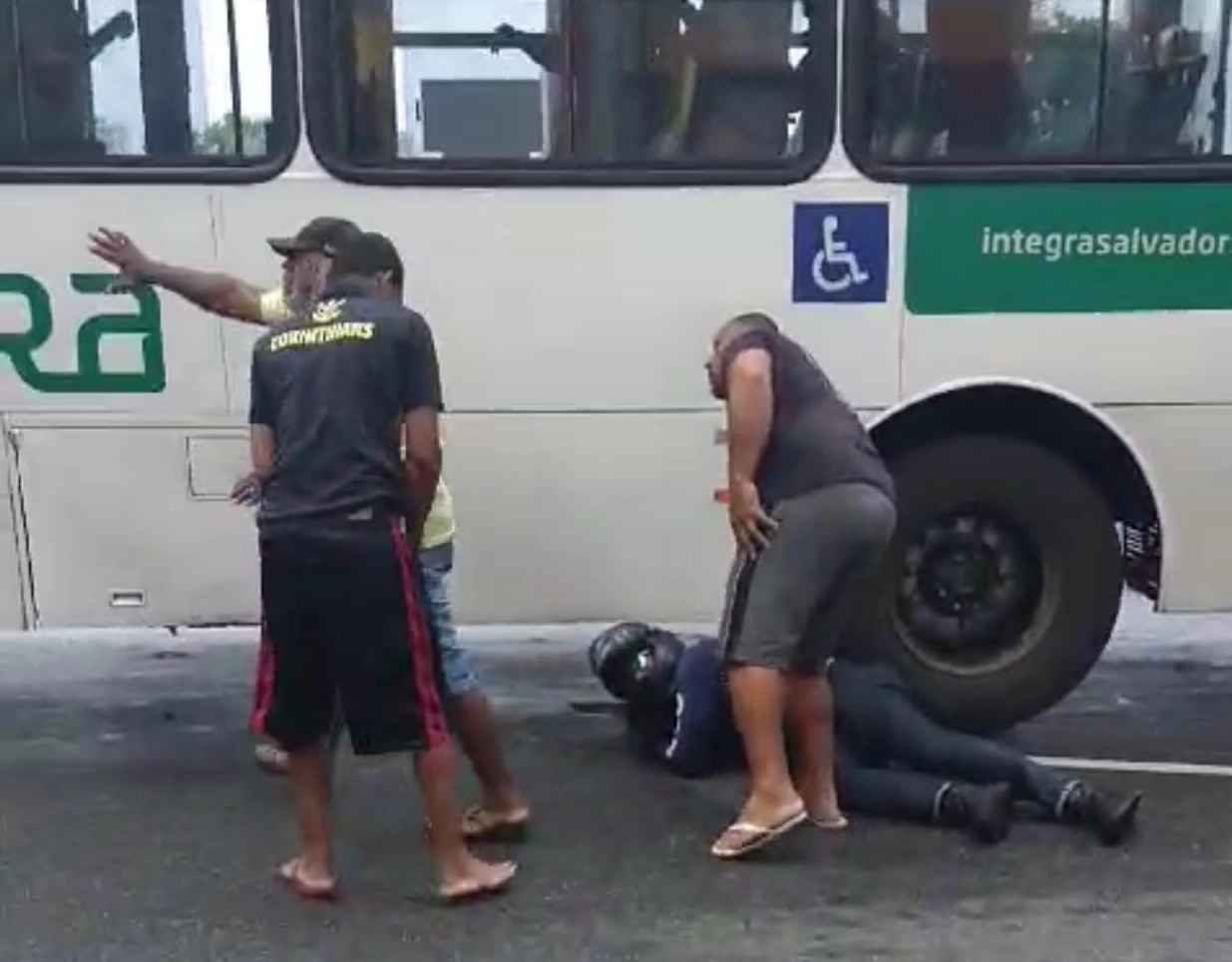 Assista: motoqueiro para embaixo de ônibus no Comércio e é socorrido pelo SAMU