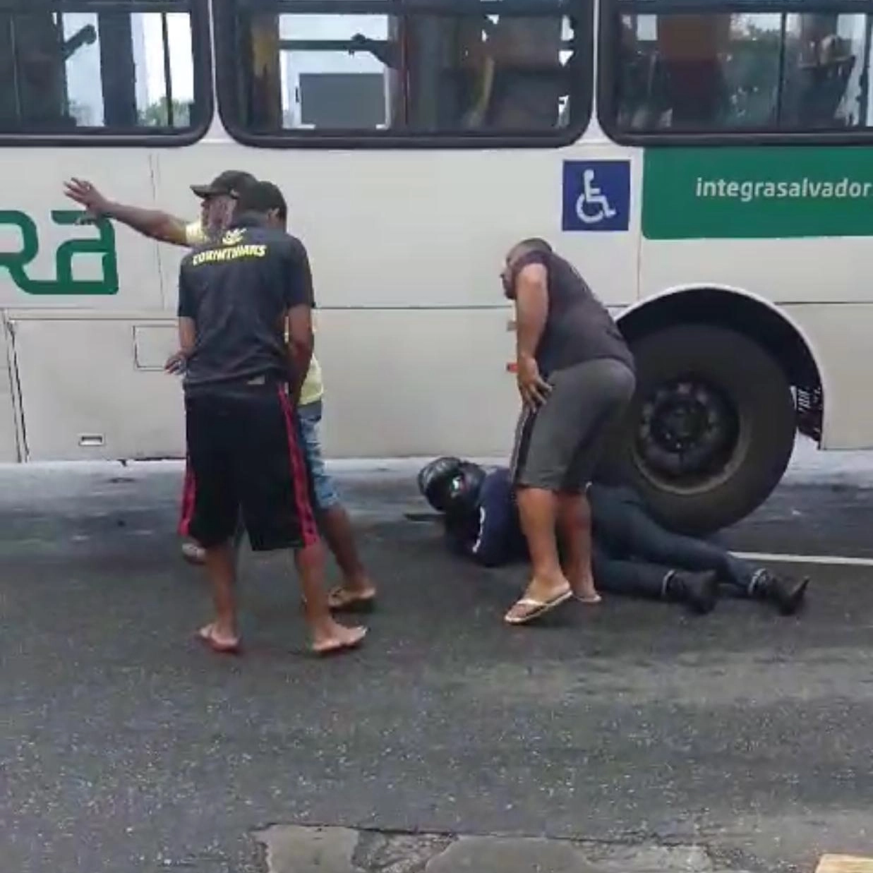 Assista: motoqueiro para embaixo de ônibus no Comércio e é socorrido pelo SAMU