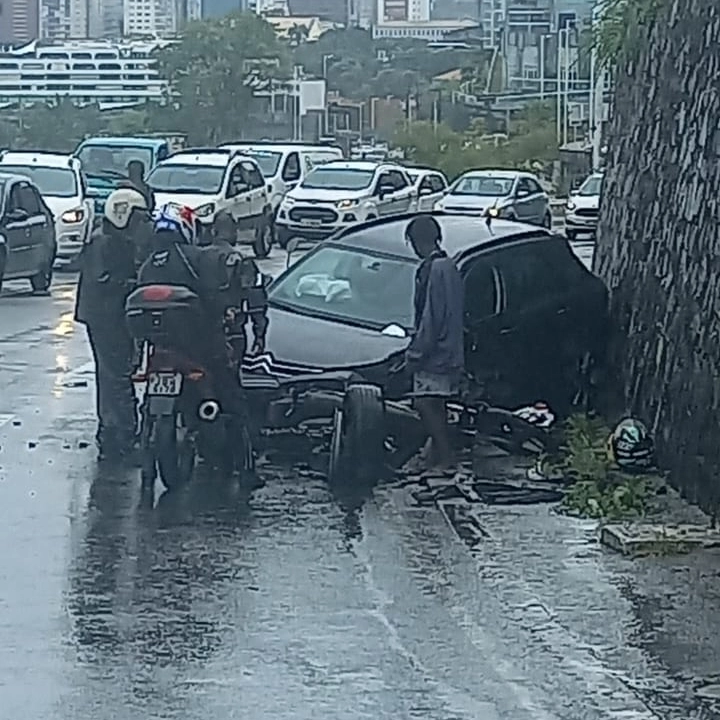 Acidente na Gamboa deixa três feridos e trânsito congestionado na região