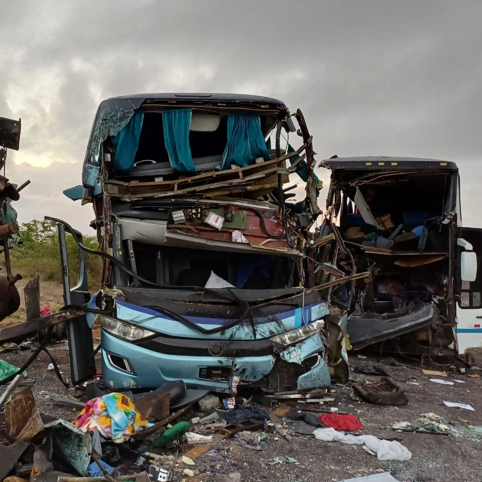 Acidente em Olindina: mortos e feridos após colisão entre carreta e dois ônibus