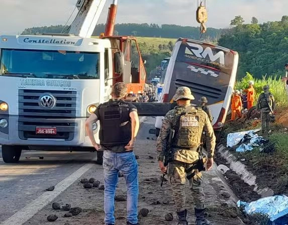 Câmera filmou ônibus que tombou e matou 9 na Bahia