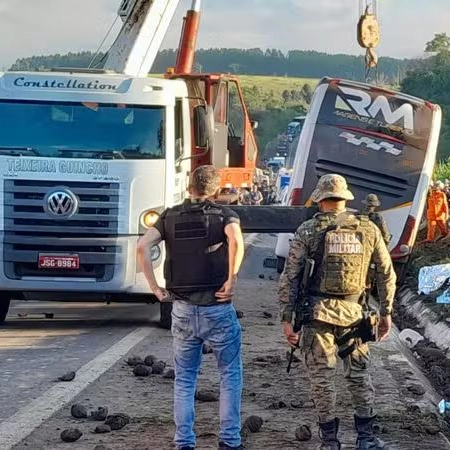 Câmera filmou ônibus que tombou e matou 9 na Bahia